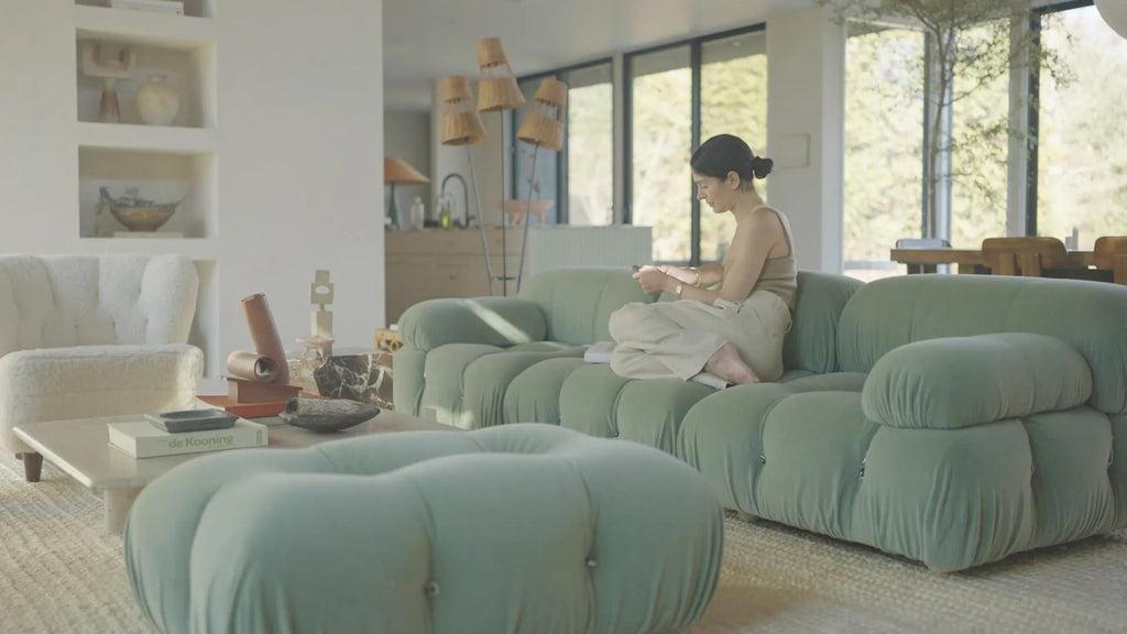 Athena Calderone e o sofá Camaleonda