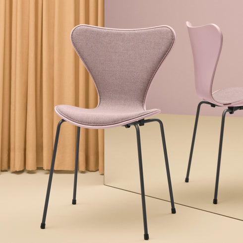 Series 7™ Chair Upholstered / Warm Graphite Base