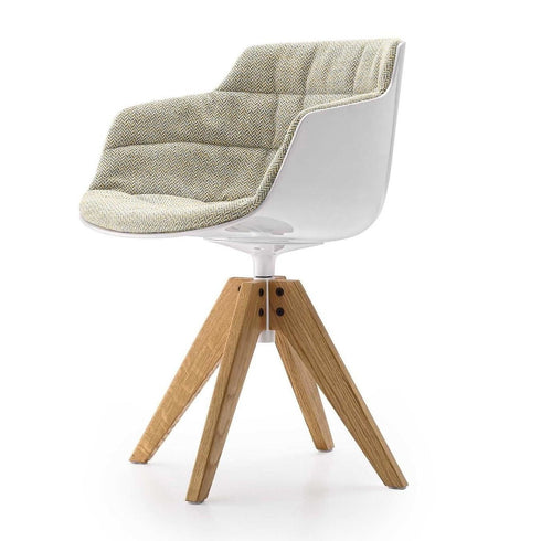 Flow Slim Armchair / Frame Oak VN / Upholstered
