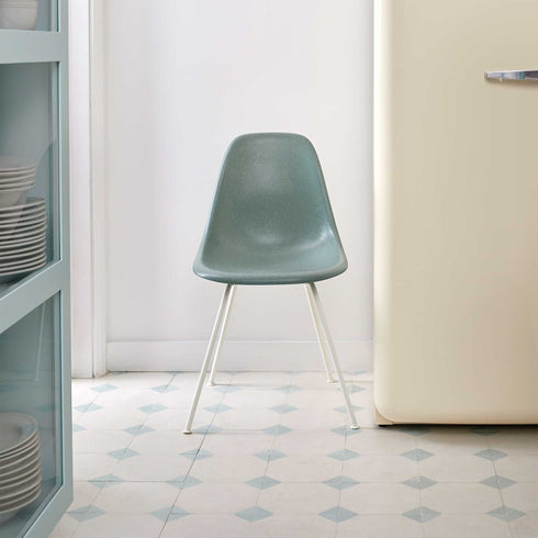Eames Chair in DSX Fiberglass / White Base