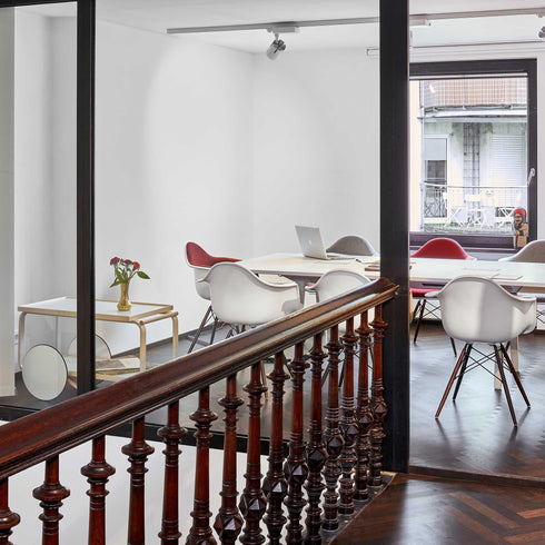 Eames DAW Plastic Armchair / Dark Maple Base