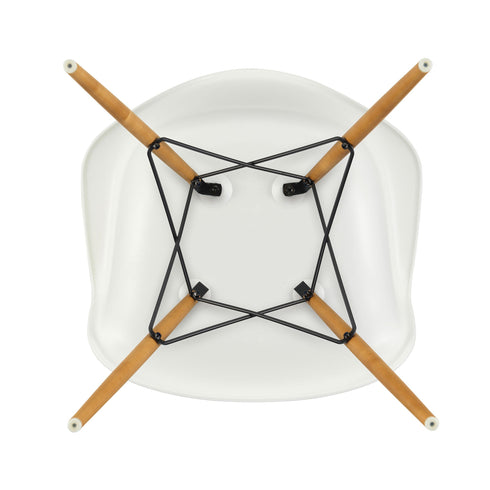 Eames DAW Plastic Armchair / Maple Base