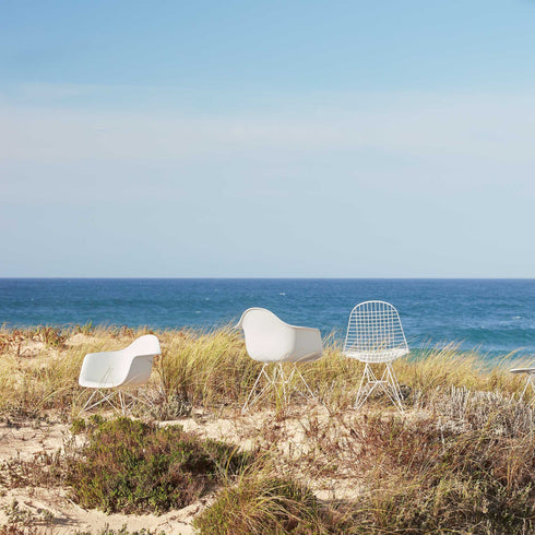 Cadeira de Braços Plástica Eames LAR / Base Branca