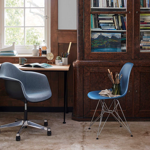 Cadeira Eames DSR em Plástico / Base Cromada