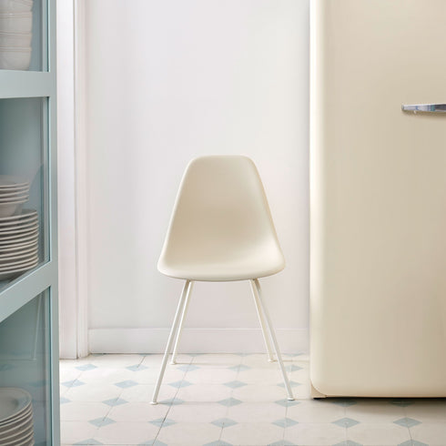 Eames Chair in DSX Plastic / White Base
