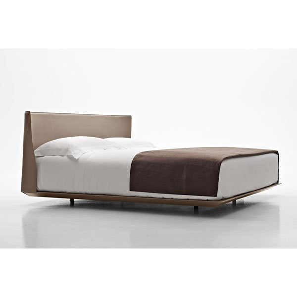 Cama em Couro Alys B&B Italia by Paris:Sete Design de Interiores e Decoração