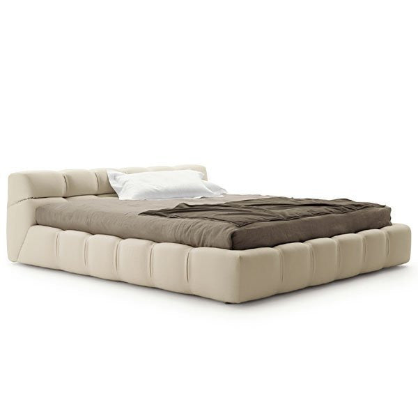 Cama Moderna com Cabeceira Tufty B&B Italia by Paris:Sete Design de Interiores e Decoração